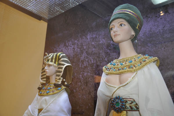 В музее краеведения выставили фарфорового Пушкина в натуральную величину