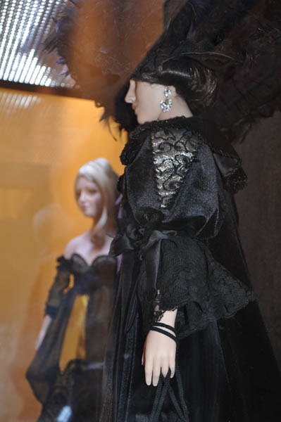 В музее краеведения выставили фарфорового Пушкина в натуральную величину