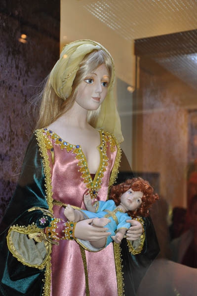 В музее краеведения выставили фарфорового Пушкина в натуральную величину