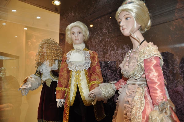 В музее краеведения выставили фарфорового Пушкина в натуральную величину