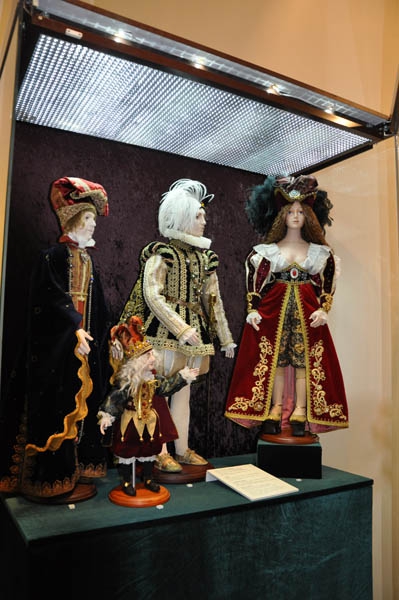 В музее краеведения выставили фарфорового Пушкина в натуральную величину