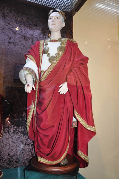 В музее краеведения выставили фарфорового Пушкина в натуральную величину