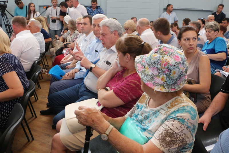 Саратовцы встретили аплодисментами заявление Володина о наказании недобросовестных строителей