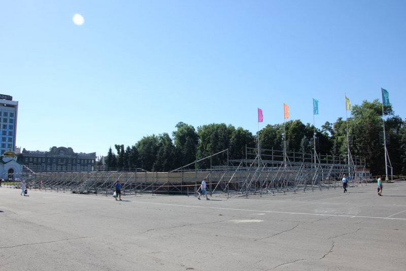 На Театральной площади собирают стадион для суперфинала по пляжному футболу