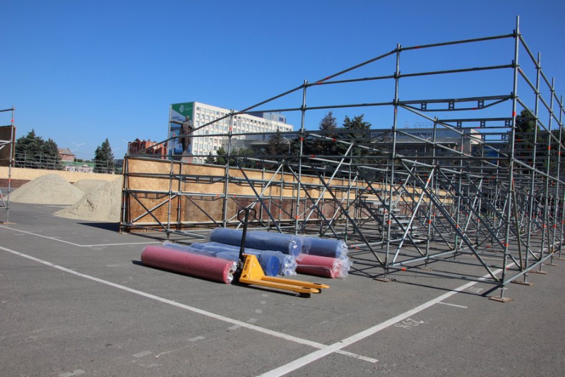 На Театральной площади собирают стадион для суперфинала по пляжному футболу