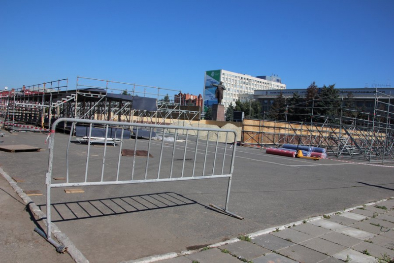 На Театральной площади собирают стадион для суперфинала по пляжному футболу