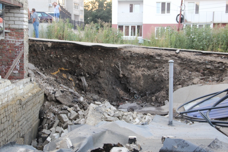 В Саратове произошло крупное обрушение в гаражном массиве