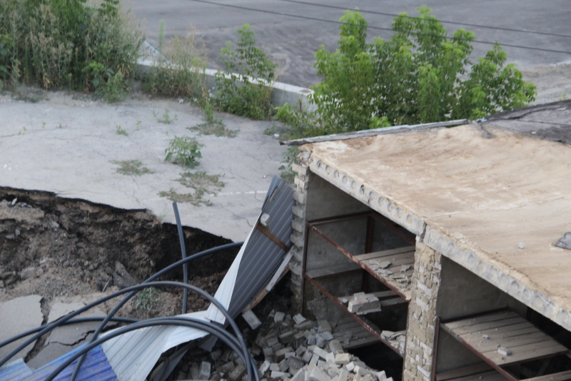 В Саратове произошло крупное обрушение в гаражном массиве