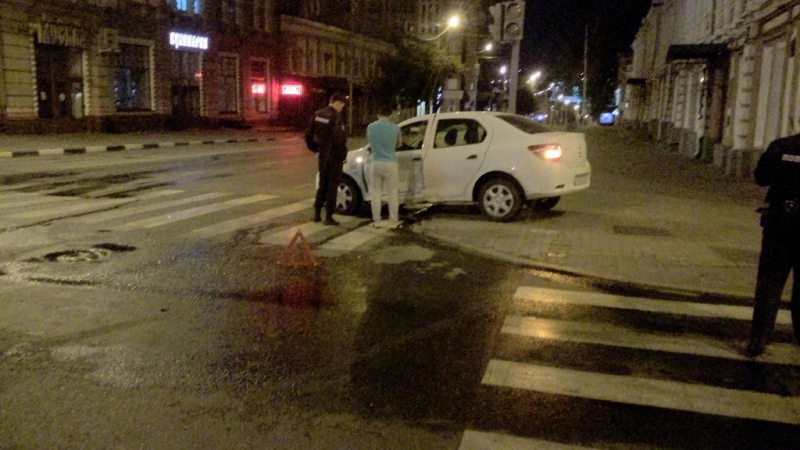 Ночью у правительства Саратовской области «ВАЗ» выбил на тротуар «Логан»