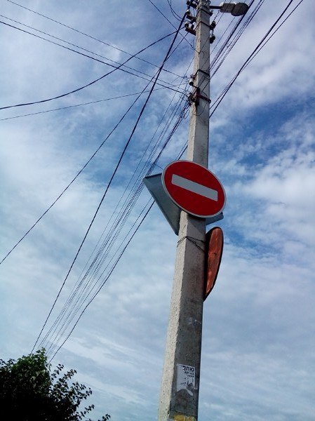 На Рахова ручей подмывает столб. Горожане опасаются обрушения