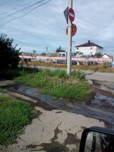 На Рахова ручей подмывает столб. Горожане опасаются обрушения