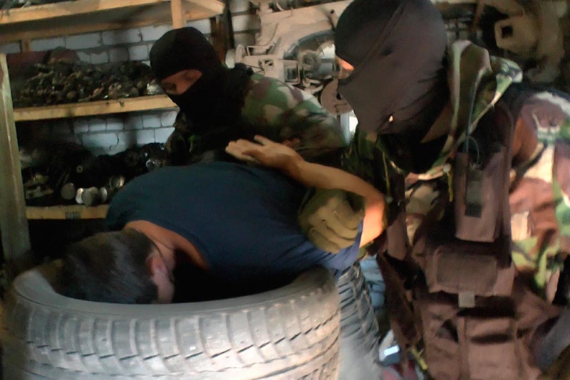 Бойцы «Кобры» задержали троих подозреваемых в вымогательствах