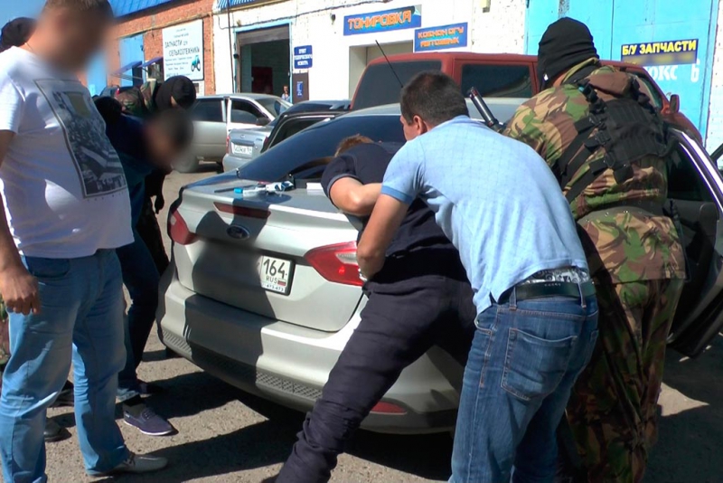 Бойцы «Кобры» задержали троих подозреваемых в вымогательствах