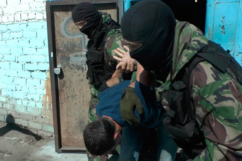 Бойцы «Кобры» задержали троих подозреваемых в вымогательствах