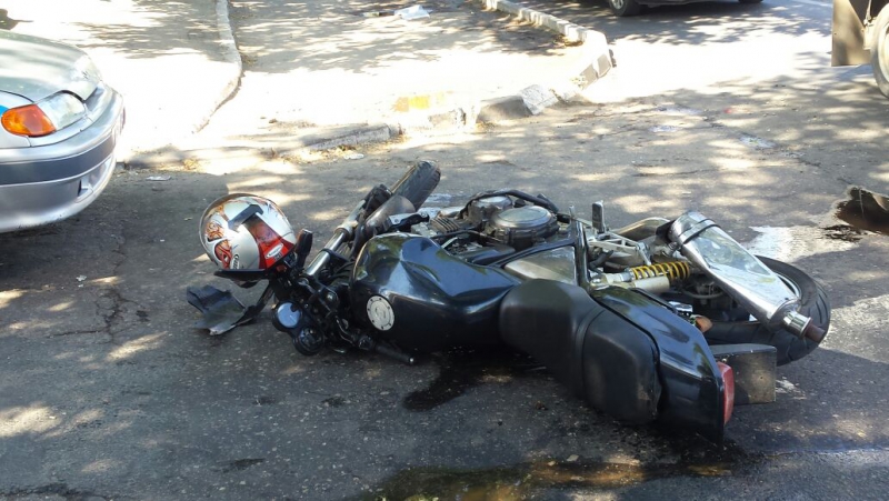 В Саратове в ДТП возле администрации серьезно пострадал мотоциклист