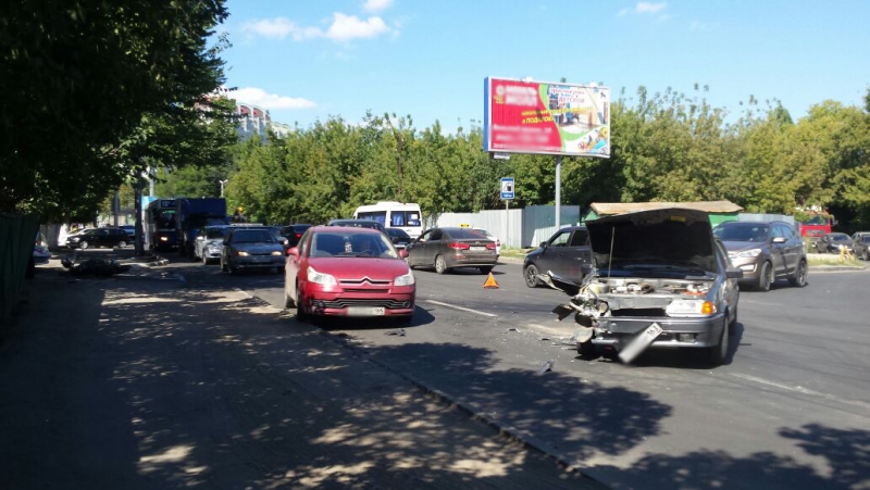 В Саратове в ДТП возле администрации серьезно пострадал мотоциклист