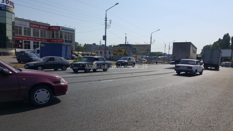 На Ново-Астраханском шоссе мотоциклист врезался в колесо грузовика