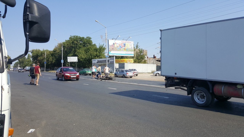 На Ново-Астраханском шоссе мотоциклист врезался в колесо грузовика