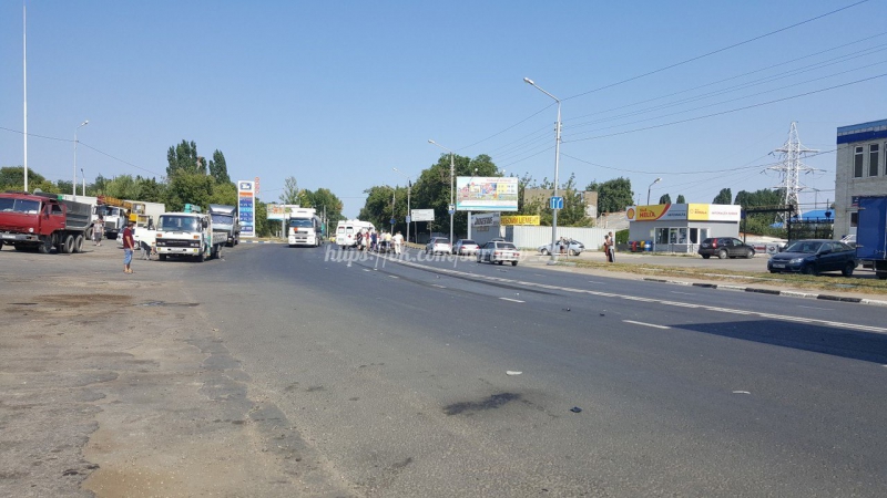 На Ново-Астраханском шоссе мотоциклист врезался в колесо грузовика