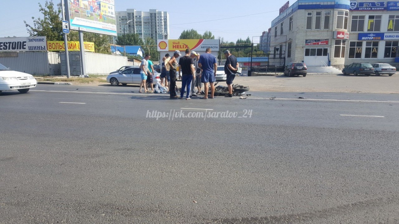 На Ново-Астраханском шоссе мотоциклист врезался в колесо грузовика