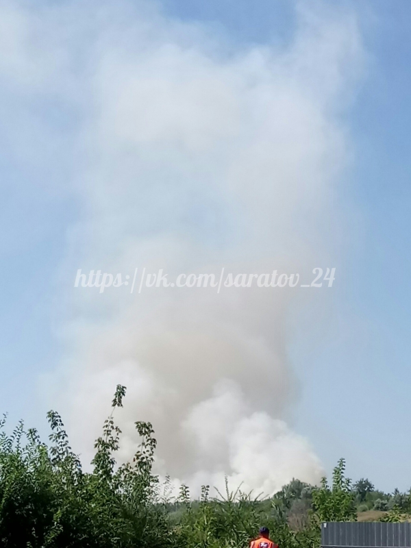 На выезде из Саратова горит трава на 20 тысячах квадратных метров