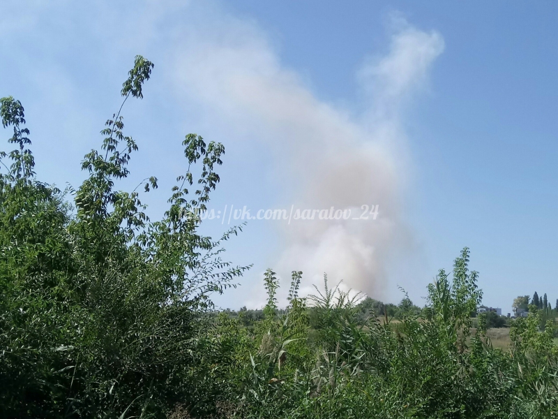 На выезде из Саратова горит трава на 20 тысячах квадратных метров