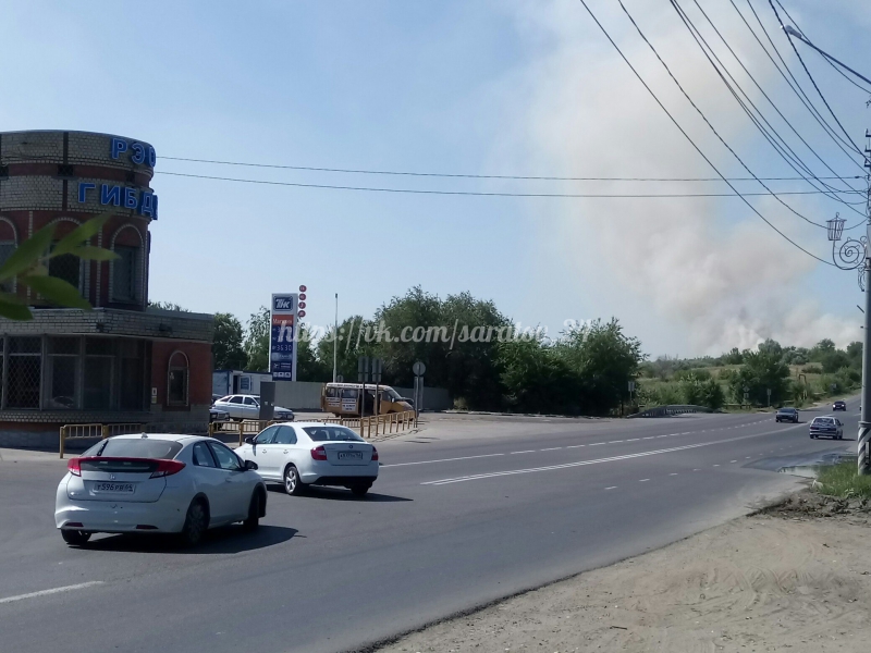 На выезде из Саратова горит трава на 20 тысячах квадратных метров