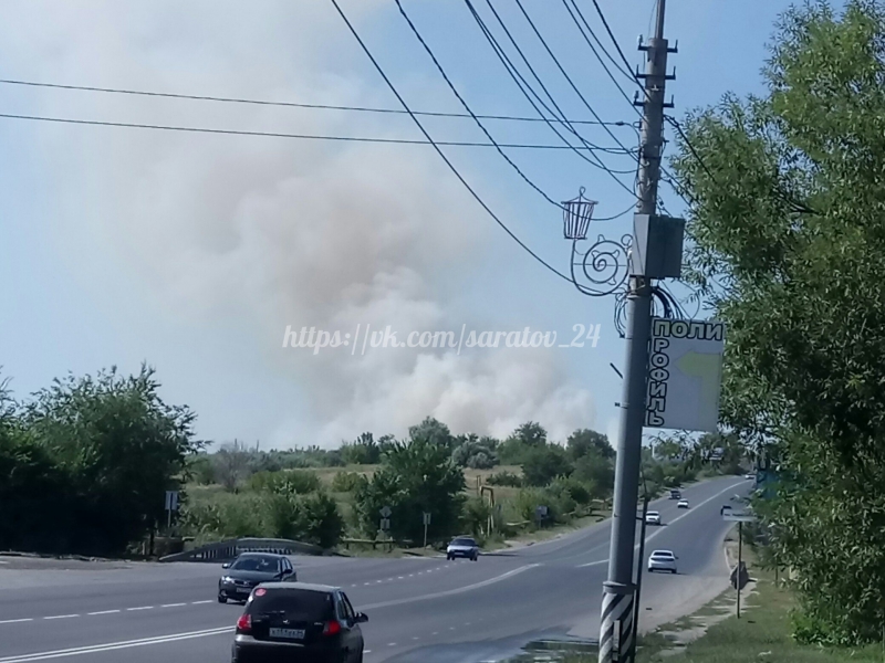 На выезде из Саратова горит трава на 20 тысячах квадратных метров