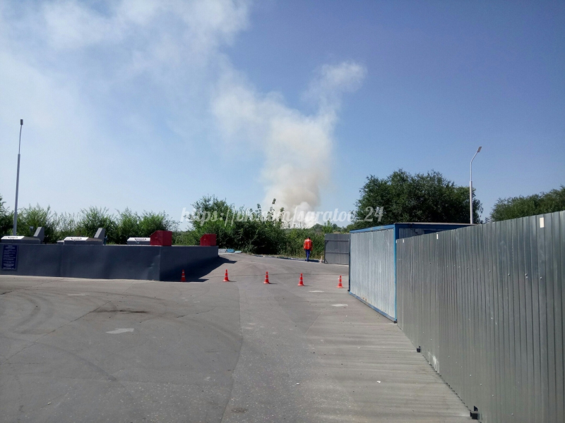 На выезде из Саратова горит трава на 20 тысячах квадратных метров