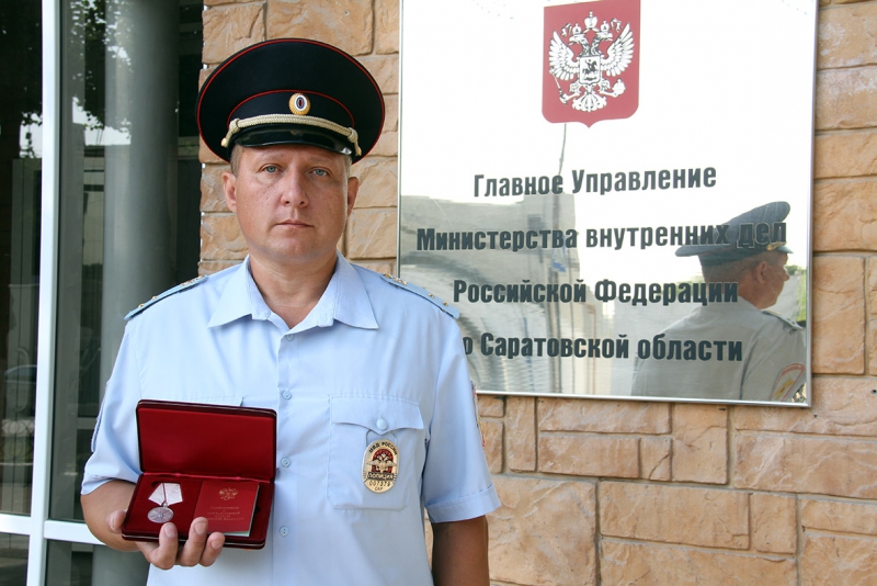 Полицейский спас мальчика и его отца, тонувших в реке