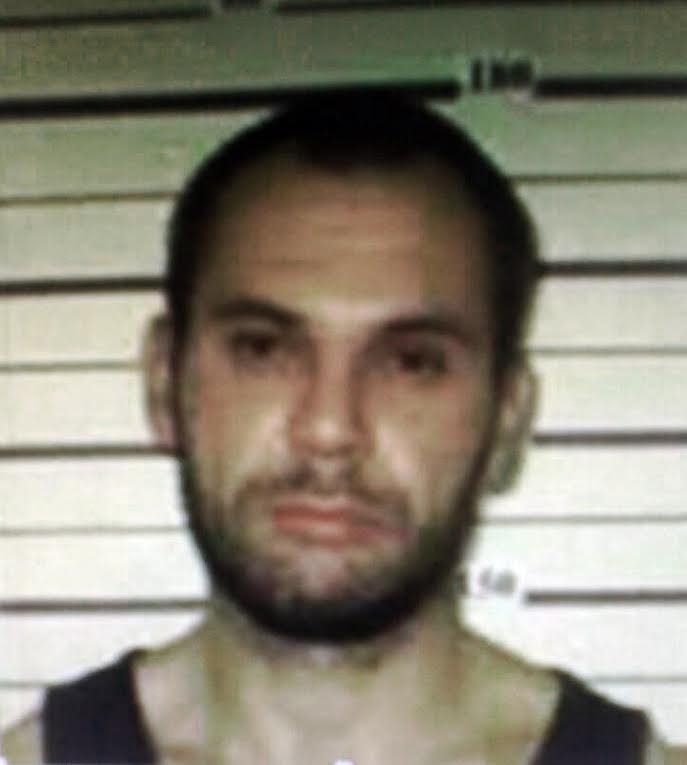 В подъездах и подвалах Саратова ищут бомжа, подозреваемого в краже