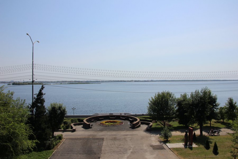 На набережной Саратова начались работы по установке плавучего фонтана