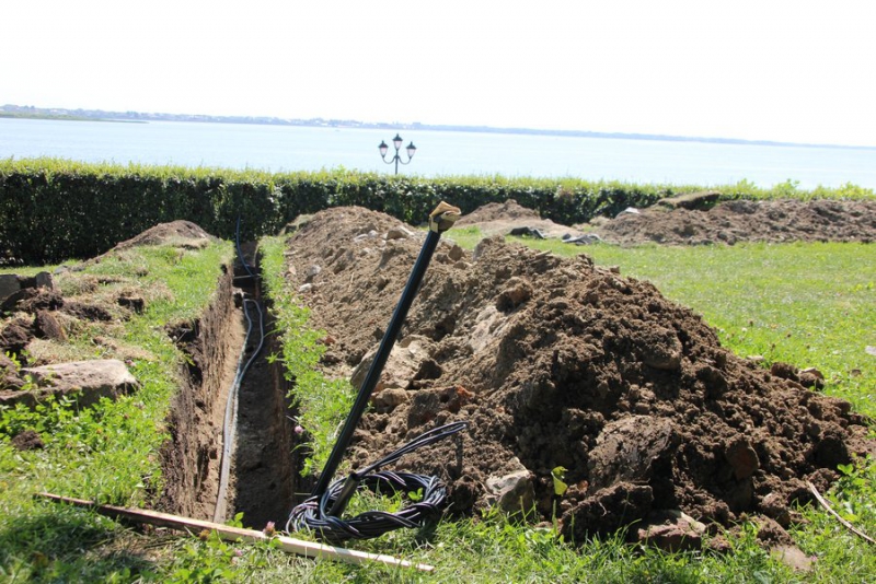 На набережной Саратова начались работы по установке плавучего фонтана