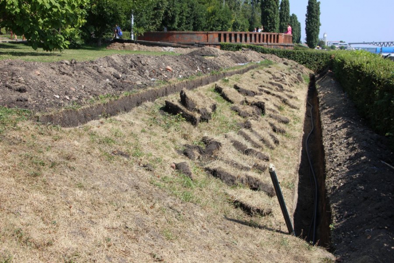 На набережной Саратова начались работы по установке плавучего фонтана