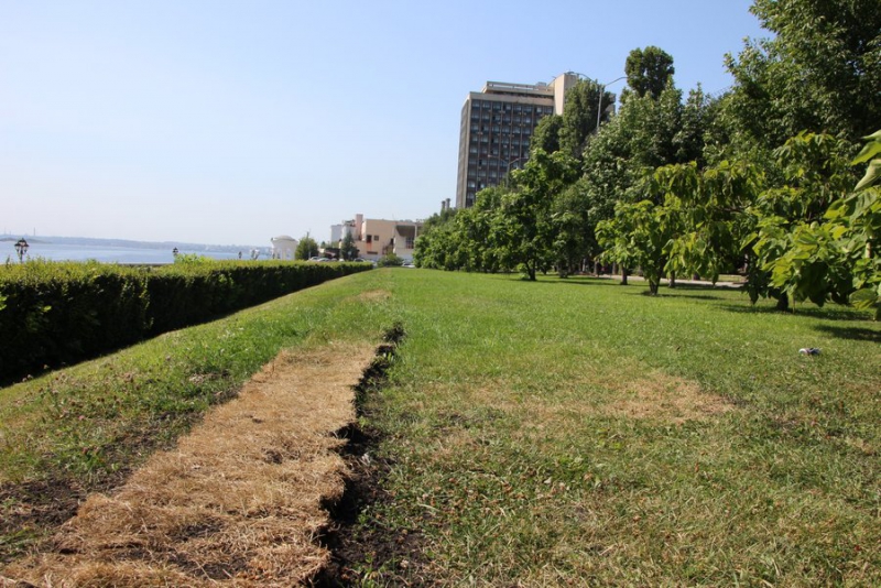 На набережной Саратова начались работы по установке плавучего фонтана