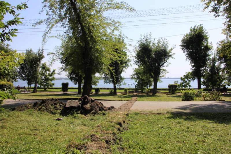 На набережной Саратова начались работы по установке плавучего фонтана