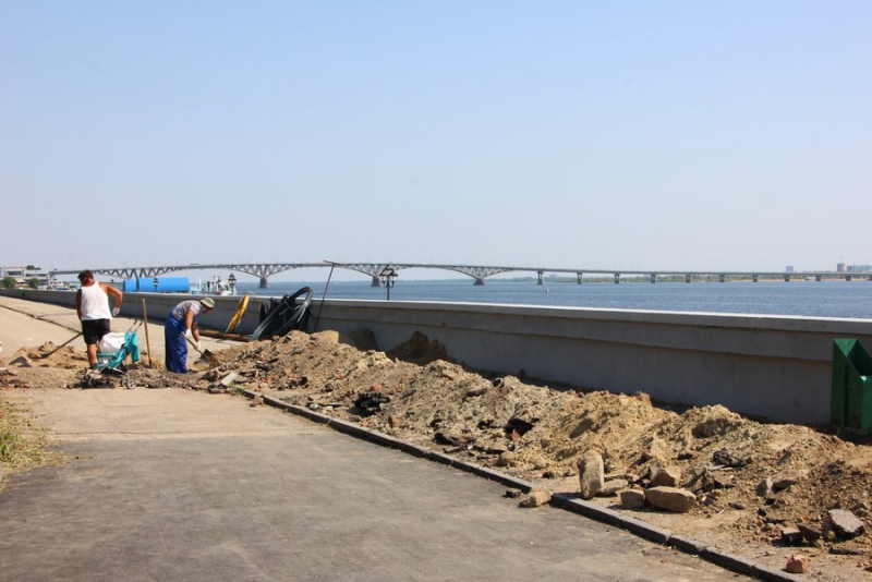 На набережной Саратова начались работы по установке плавучего фонтана