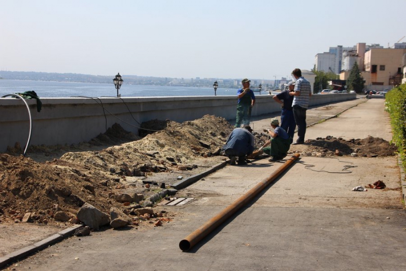 На набережной Саратова начались работы по установке плавучего фонтана