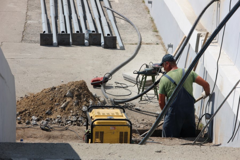 На набережной Саратова начались работы по установке плавучего фонтана