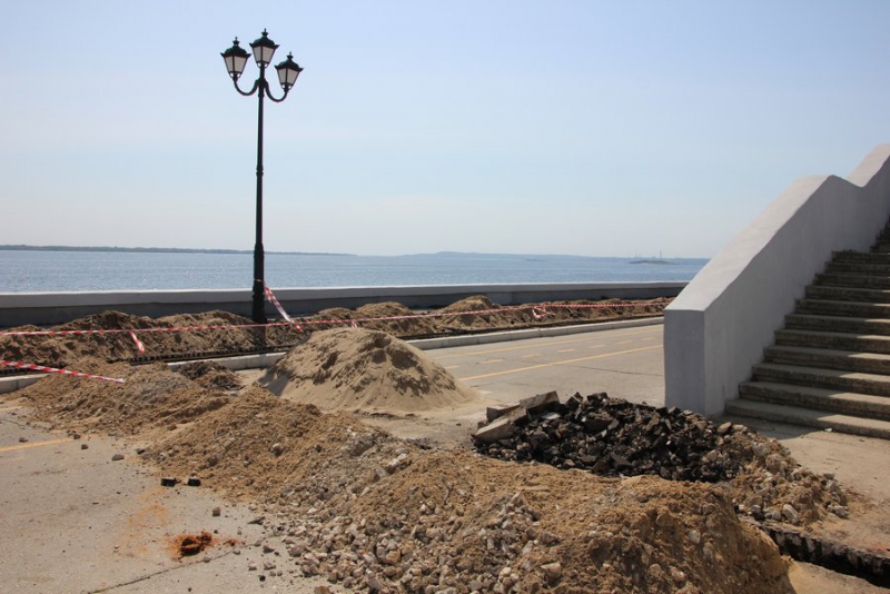 На набережной Саратова начались работы по установке плавучего фонтана