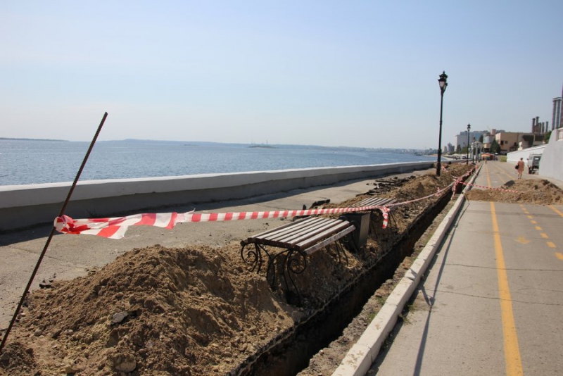 На набережной Саратова начались работы по установке плавучего фонтана