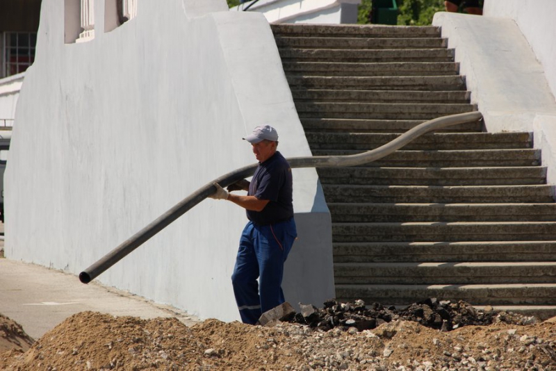На набережной Саратова начались работы по установке плавучего фонтана