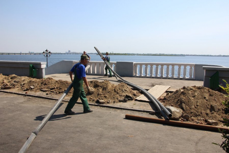 На набережной Саратова начались работы по установке плавучего фонтана