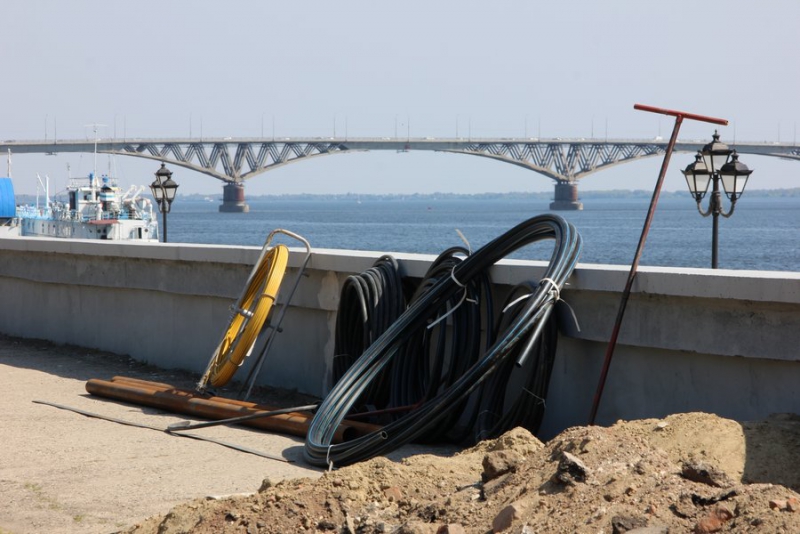 На набережной Саратова начались работы по установке плавучего фонтана