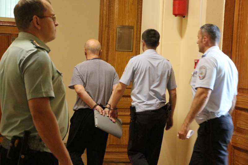 Свидетель: После размахивания удостоверением в банке Чечин стал его VIP-клиентом