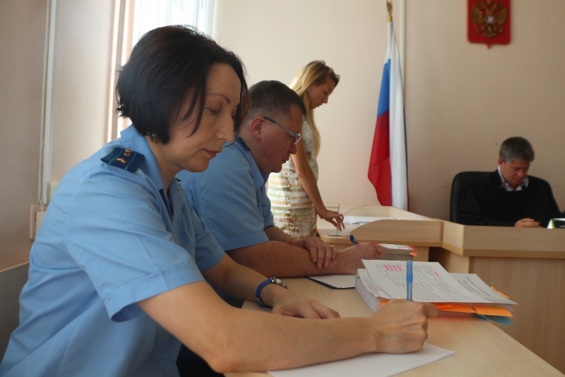 Свидетель: После размахивания удостоверением в банке Чечин стал его VIP-клиентом