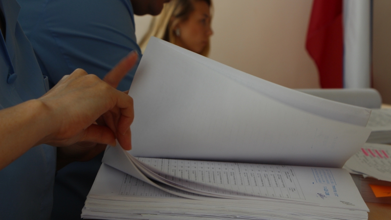 Свидетель: После размахивания удостоверением в банке Чечин стал его VIP-клиентом