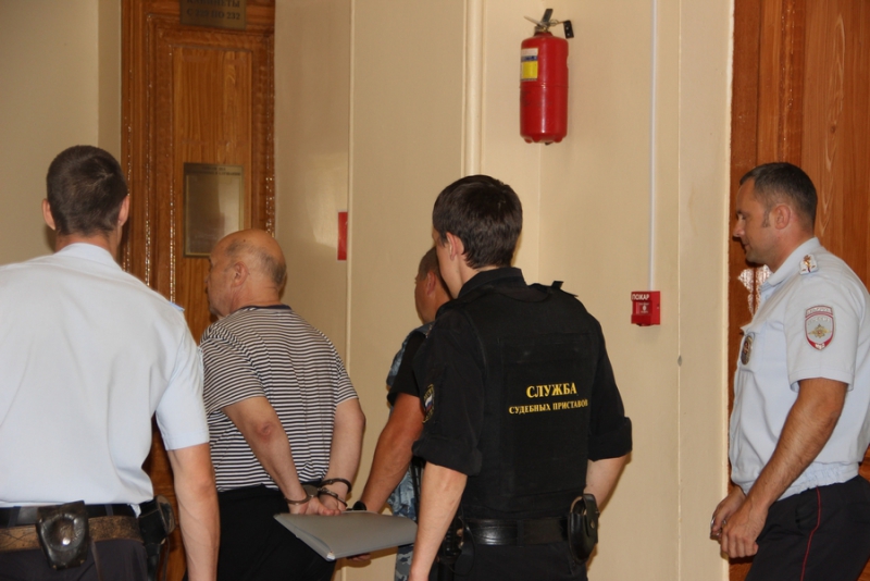 В автомобиле у задержанного экс-прокурора нашли рубли, доллары и сувенирные деньги