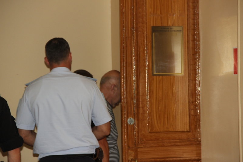 В автомобиле у задержанного экс-прокурора нашли рубли, доллары и сувенирные деньги