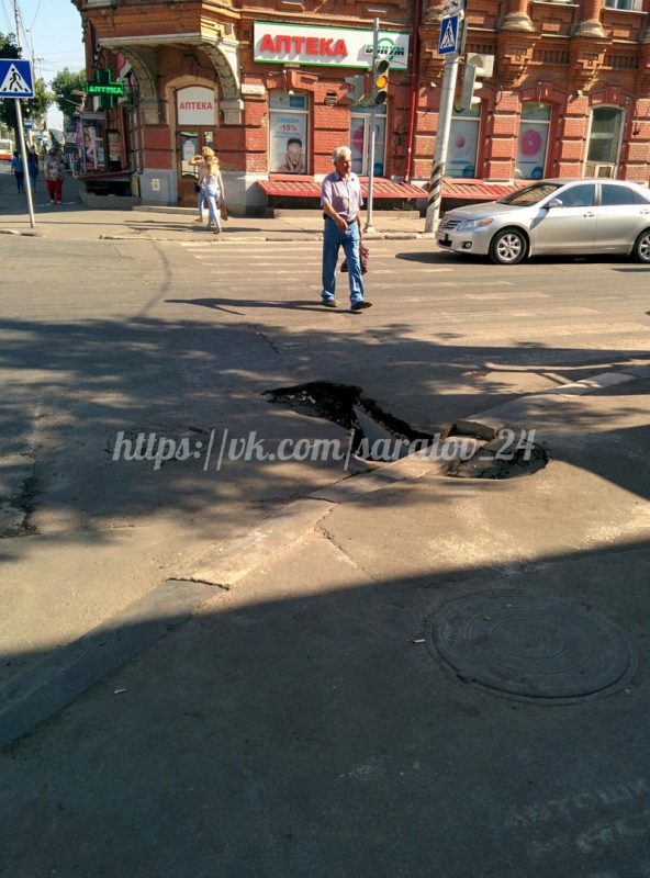 В центре Саратова возле пешеходного перехода образовался провал